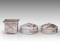 A chinese qianjiangcai quadrangular planter, republic period, h 15,5 - 19 x 19 cm - added two lidded storers, republic period, h 13,5 - ø 21,5 cm / h 13,5 - ø 23,5 cm (3) - afbeelding 4 van  7