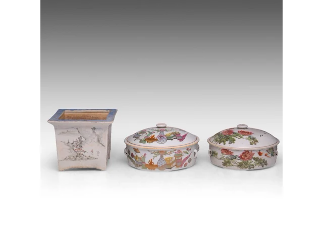 A chinese qianjiangcai quadrangular planter, republic period, h 15,5 - 19 x 19 cm - added two lidded storers, republic period, h 13,5 - ø 21,5 cm / h 13,5 - ø 23,5 cm (3) - afbeelding 5 van  7
