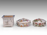 A chinese qianjiangcai quadrangular planter, republic period, h 15,5 - 19 x 19 cm - added two lidded storers, republic period, h 13,5 - ø 21,5 cm / h 13,5 - ø 23,5 cm (3) - afbeelding 5 van  7