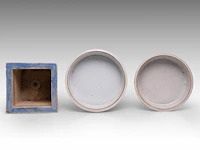 A chinese qianjiangcai quadrangular planter, republic period, h 15,5 - 19 x 19 cm - added two lidded storers, republic period, h 13,5 - ø 21,5 cm / h 13,5 - ø 23,5 cm (3) - afbeelding 6 van  7