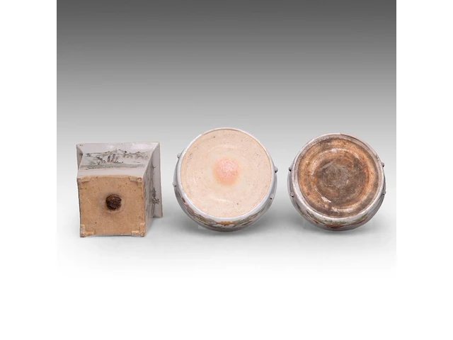 A chinese qianjiangcai quadrangular planter, republic period, h 15,5 - 19 x 19 cm - added two lidded storers, republic period, h 13,5 - ø 21,5 cm / h 13,5 - ø 23,5 cm (3) - afbeelding 7 van  7