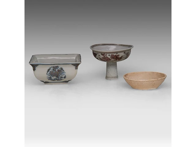 A chinese qingbai ware small saucer, song dynasty, ø 10 cm - and two ming-style wares, h 8,5 cm / h 6,5 - 12,5 x 12,5 cm - afbeelding 1 van  8