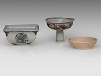 A chinese qingbai ware small saucer, song dynasty, ø 10 cm - and two ming-style wares, h 8,5 cm / h 6,5 - 12,5 x 12,5 cm
