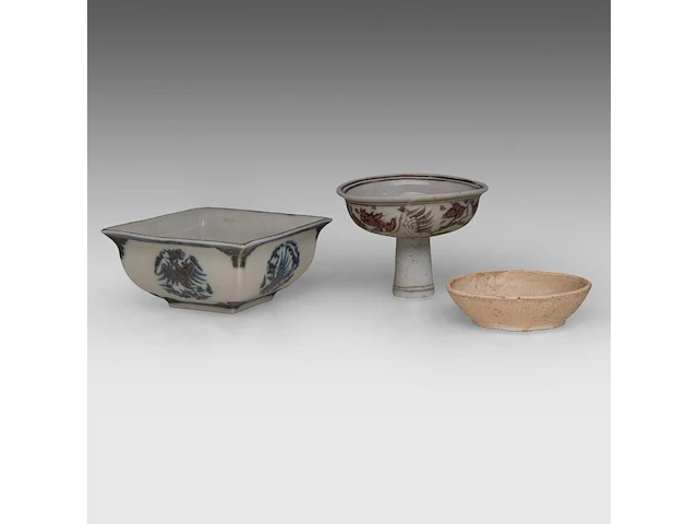 A chinese qingbai ware small saucer, song dynasty, ø 10 cm - and two ming-style wares, h 8,5 cm / h 6,5 - 12,5 x 12,5 cm - afbeelding 2 van  8