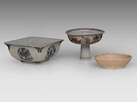A chinese qingbai ware small saucer, song dynasty, ø 10 cm - and two ming-style wares, h 8,5 cm / h 6,5 - 12,5 x 12,5 cm - afbeelding 2 van  8