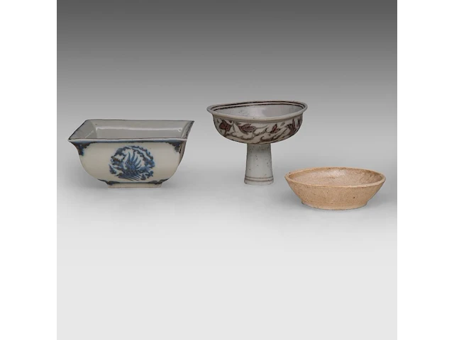 A chinese qingbai ware small saucer, song dynasty, ø 10 cm - and two ming-style wares, h 8,5 cm / h 6,5 - 12,5 x 12,5 cm - afbeelding 3 van  8