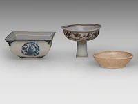 A chinese qingbai ware small saucer, song dynasty, ø 10 cm - and two ming-style wares, h 8,5 cm / h 6,5 - 12,5 x 12,5 cm - afbeelding 3 van  8