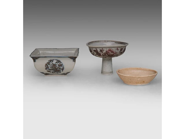 A chinese qingbai ware small saucer, song dynasty, ø 10 cm - and two ming-style wares, h 8,5 cm / h 6,5 - 12,5 x 12,5 cm - afbeelding 4 van  8