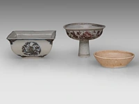 A chinese qingbai ware small saucer, song dynasty, ø 10 cm - and two ming-style wares, h 8,5 cm / h 6,5 - 12,5 x 12,5 cm - afbeelding 4 van  8