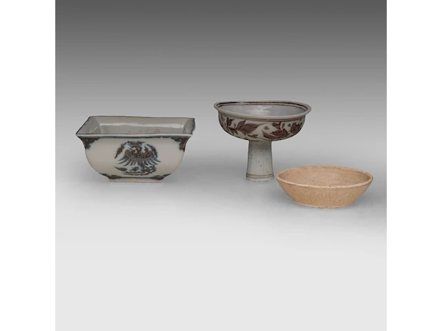 A chinese qingbai ware small saucer, song dynasty, ø 10 cm - and two ming-style wares, h 8,5 cm / h 6,5 - 12,5 x 12,5 cm - afbeelding 5 van  8