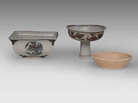 A chinese qingbai ware small saucer, song dynasty, ø 10 cm - and two ming-style wares, h 8,5 cm / h 6,5 - 12,5 x 12,5 cm - afbeelding 5 van  8