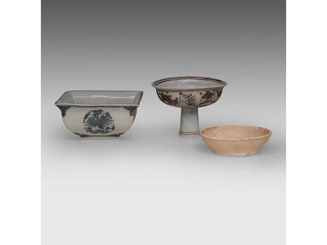 A chinese qingbai ware small saucer, song dynasty, ø 10 cm - and two ming-style wares, h 8,5 cm / h 6,5 - 12,5 x 12,5 cm - afbeelding 6 van  8