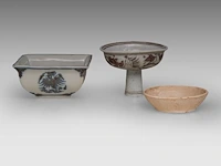 A chinese qingbai ware small saucer, song dynasty, ø 10 cm - and two ming-style wares, h 8,5 cm / h 6,5 - 12,5 x 12,5 cm - afbeelding 6 van  8