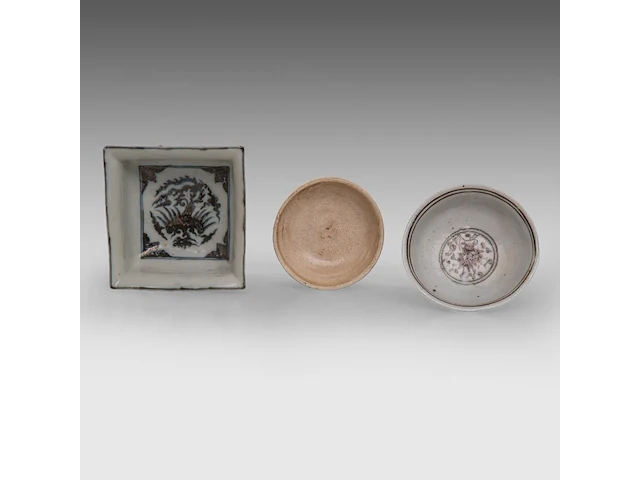 A chinese qingbai ware small saucer, song dynasty, ø 10 cm - and two ming-style wares, h 8,5 cm / h 6,5 - 12,5 x 12,5 cm - afbeelding 7 van  8