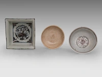 A chinese qingbai ware small saucer, song dynasty, ø 10 cm - and two ming-style wares, h 8,5 cm / h 6,5 - 12,5 x 12,5 cm - afbeelding 7 van  8
