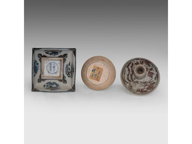 A chinese qingbai ware small saucer, song dynasty, ø 10 cm - and two ming-style wares, h 8,5 cm / h 6,5 - 12,5 x 12,5 cm - afbeelding 8 van  8