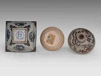 A chinese qingbai ware small saucer, song dynasty, ø 10 cm - and two ming-style wares, h 8,5 cm / h 6,5 - 12,5 x 12,5 cm - afbeelding 8 van  8