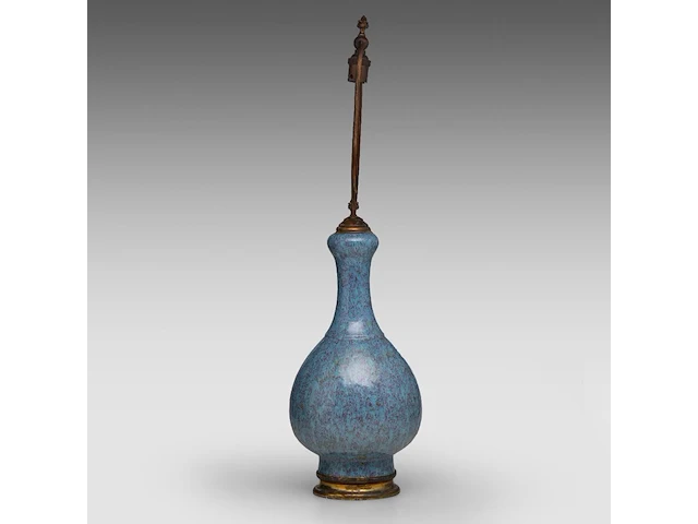 A chinese robin's-egg-glazed garlic mouth bottle vase, impressed with a qianlong mark, fixed with bronze mounts, total h 55,3 cm - afbeelding 2 van  6