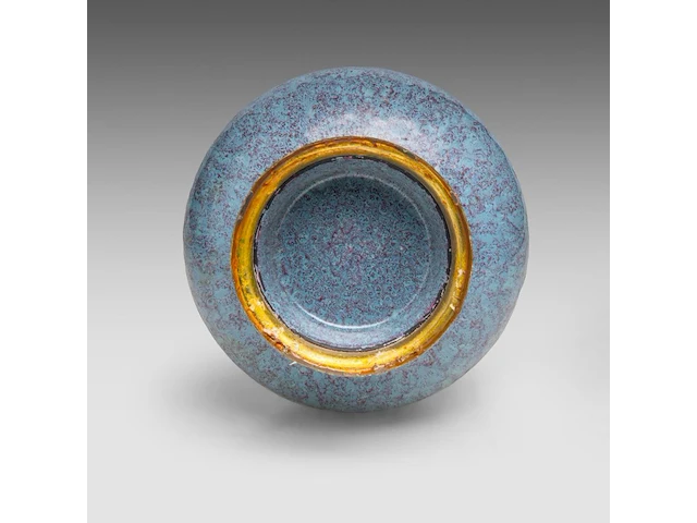 A chinese robin's-egg-glazed garlic mouth bottle vase, impressed with a qianlong mark, fixed with bronze mounts, total h 55,3 cm - afbeelding 6 van  6