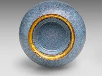 A chinese robin's-egg-glazed garlic mouth bottle vase, impressed with a qianlong mark, fixed with bronze mounts, total h 55,3 cm - afbeelding 6 van  6