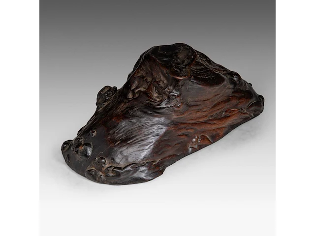 A chinese rootwood naturalistically carved base, presumably huanghuali, qing dynasty, h 15 - l 36,5 cm - afbeelding 1 van  5