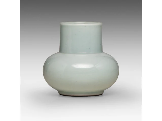 A chinese ru type glaze vase, with a yongzheng mark, h 10,8 cm - afbeelding 1 van  6