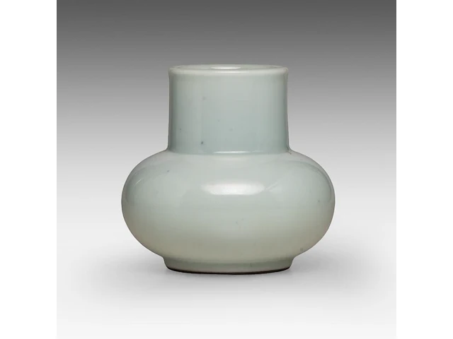 A chinese ru type glaze vase, with a yongzheng mark, h 10,8 cm - afbeelding 2 van  6