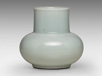 A chinese ru type glaze vase, with a yongzheng mark, h 10,8 cm - afbeelding 2 van  6