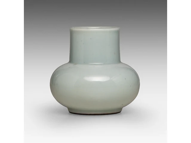 A chinese ru type glaze vase, with a yongzheng mark, h 10,8 cm - afbeelding 3 van  6