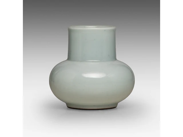 A chinese ru type glaze vase, with a yongzheng mark, h 10,8 cm - afbeelding 4 van  6