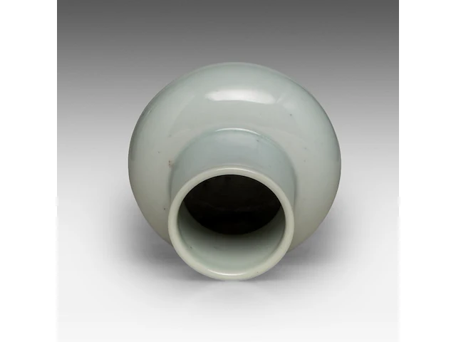 A chinese ru type glaze vase, with a yongzheng mark, h 10,8 cm - afbeelding 5 van  6