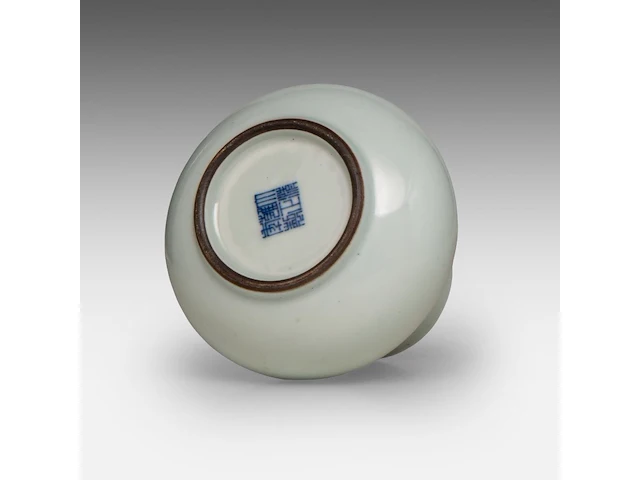 A chinese ru type glaze vase, with a yongzheng mark, h 10,8 cm - afbeelding 6 van  6