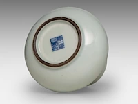 A chinese ru type glaze vase, with a yongzheng mark, h 10,8 cm - afbeelding 6 van  6