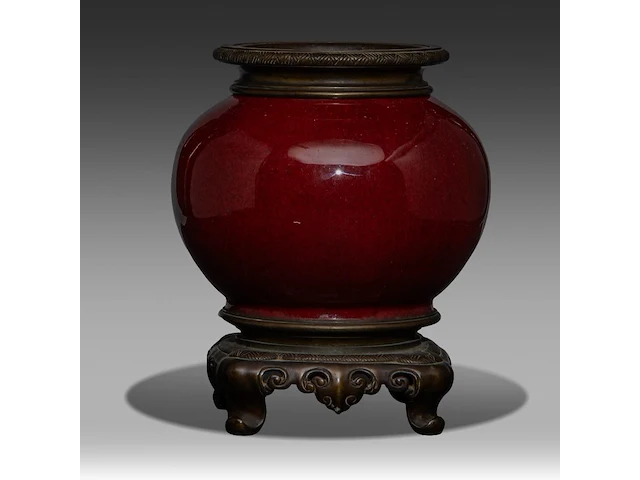 A chinese sang-de-boeuf jar, fixed with bronze mounts, qing dynasty, total h 24,5 cm - afbeelding 1 van  6