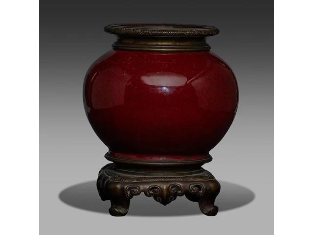 A chinese sang-de-boeuf jar, fixed with bronze mounts, qing dynasty, total h 24,5 cm - afbeelding 2 van  6