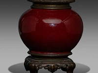 A chinese sang-de-boeuf jar, fixed with bronze mounts, qing dynasty, total h 24,5 cm - afbeelding 2 van  6