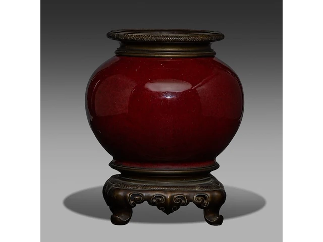 A chinese sang-de-boeuf jar, fixed with bronze mounts, qing dynasty, total h 24,5 cm - afbeelding 3 van  6