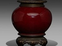 A chinese sang-de-boeuf jar, fixed with bronze mounts, qing dynasty, total h 24,5 cm - afbeelding 3 van  6