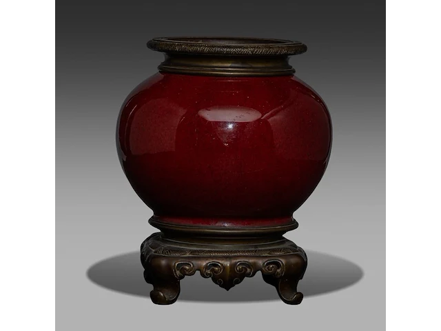 A chinese sang-de-boeuf jar, fixed with bronze mounts, qing dynasty, total h 24,5 cm - afbeelding 4 van  6