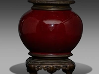 A chinese sang-de-boeuf jar, fixed with bronze mounts, qing dynasty, total h 24,5 cm - afbeelding 4 van  6