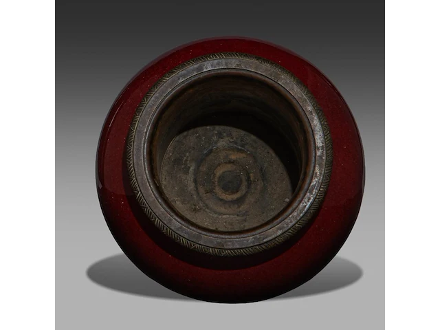 A chinese sang-de-boeuf jar, fixed with bronze mounts, qing dynasty, total h 24,5 cm - afbeelding 5 van  6