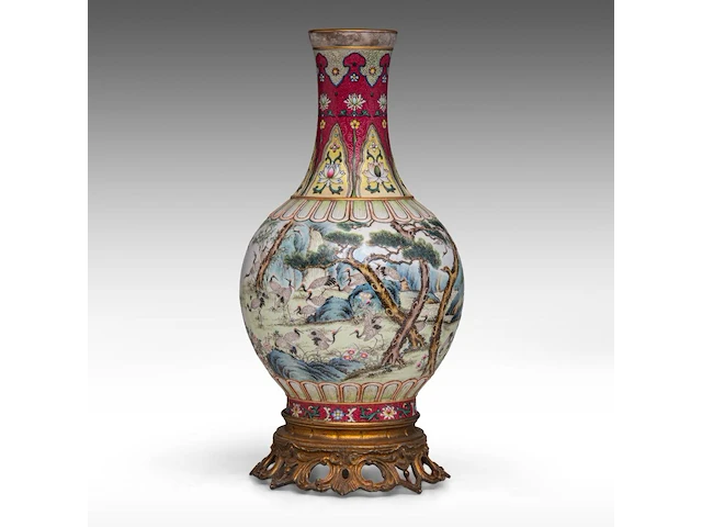 A chinese sgraffito carved ruby-red enamel, and famille rose 'one hundred cranes' bottle vase, republic period, total h 37 cm (fixed to a bronze base) - afbeelding 1 van  6
