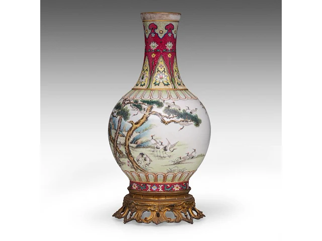 A chinese sgraffito carved ruby-red enamel, and famille rose 'one hundred cranes' bottle vase, republic period, total h 37 cm (fixed to a bronze base) - afbeelding 2 van  6