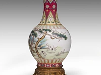 A chinese sgraffito carved ruby-red enamel, and famille rose 'one hundred cranes' bottle vase, republic period, total h 37 cm (fixed to a bronze base) - afbeelding 2 van  6