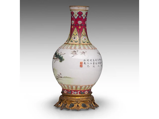 A chinese sgraffito carved ruby-red enamel, and famille rose 'one hundred cranes' bottle vase, republic period, total h 37 cm (fixed to a bronze base) - afbeelding 3 van  6