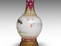 A chinese sgraffito carved ruby-red enamel, and famille rose 'one hundred cranes' bottle vase, republic period, total h 37 cm (fixed to a bronze base) - afbeelding 3 van  6