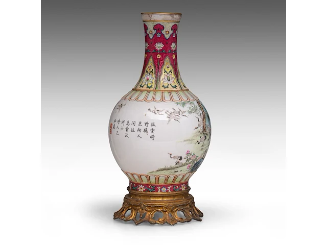 A chinese sgraffito carved ruby-red enamel, and famille rose 'one hundred cranes' bottle vase, republic period, total h 37 cm (fixed to a bronze base) - afbeelding 4 van  6