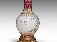 A chinese sgraffito carved ruby-red enamel, and famille rose 'one hundred cranes' bottle vase, republic period, total h 37 cm (fixed to a bronze base) - afbeelding 4 van  6