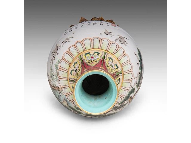 A chinese sgraffito carved ruby-red enamel, and famille rose 'one hundred cranes' bottle vase, republic period, total h 37 cm (fixed to a bronze base) - afbeelding 5 van  6