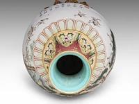 A chinese sgraffito carved ruby-red enamel, and famille rose 'one hundred cranes' bottle vase, republic period, total h 37 cm (fixed to a bronze base) - afbeelding 5 van  6